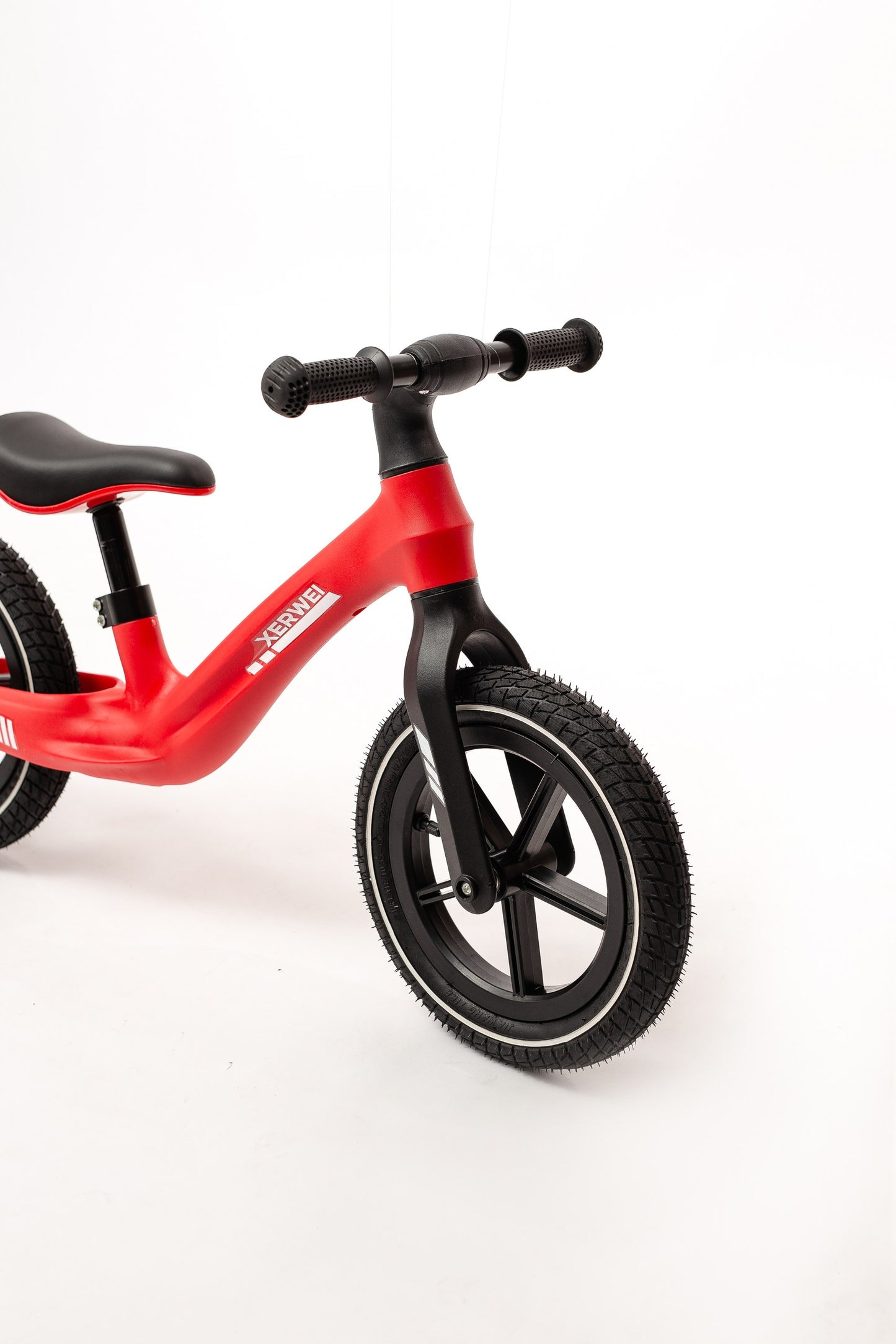 Skrejritenis XERWEI "sarkans"