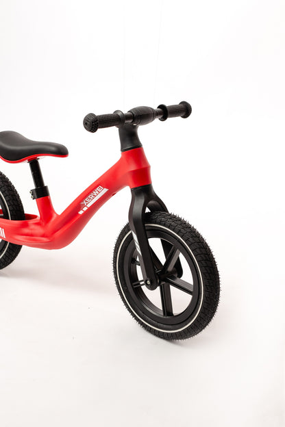 Skrejritenis XERWEI "sarkans"